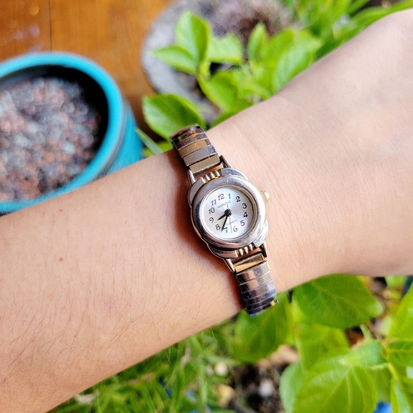 Vintage Watchit Classic Womens Womans Silver & Gold Analog Dainty Stretch Watch - Picture 2 of 6